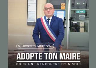 Affiche avec photo d'un homme chauve ceint d'une écharpe tricolore, assis sur une valise. On peut lire "Adopte ton maire pour une rencontre d'un soir"